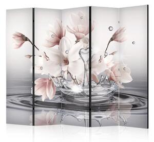 Paravento design Nettare d'amore II - fiori di magnolia nel riflesso della superficie dell'acqua