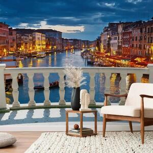 Carta da parati moderna Venezia di notte - vista dal ponte sull'architettura veneziana e sulla vita notturna