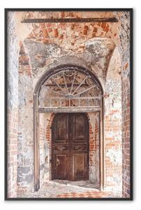 Poster: Un arco ornato - una porta di legno in un antico edificio in mattoni