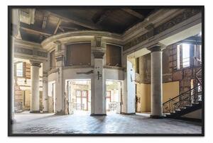 Poster: Ampio foyer - interno trascurato con colonne e decorazioni
