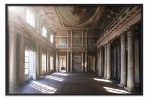 Poster: Interno del palazzo - ampia sala con alte finestre e colonne