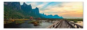 Quadro Ponte thailandese - passerella in legno che attraversa un lago pittoresco