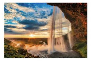 Quadro Cascata al tramonto - vista spettacolare da dietro il muro d'acqua contro il cielo