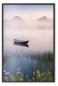 Poster: Paesaggio nebbioso - lago con barca e montagne nella nebbia