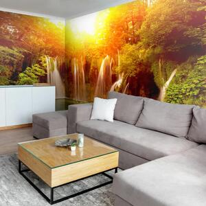 Carta da parati moderna Cascate d'oro - cascata nella foresta alla luce del sole al tramonto