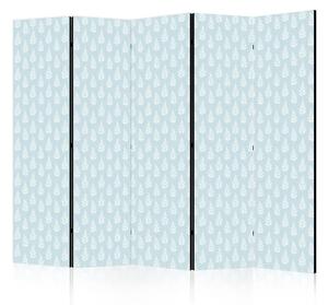 Paravento Ornamento delicato - elegante composizione di foglie su sfondo azzurro