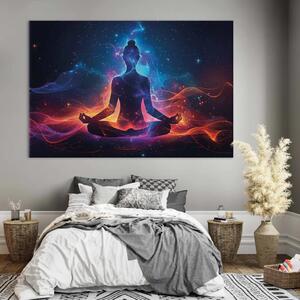 Figura nel loto - donna contro il cielo notturno rilassandosi durante lo yoga