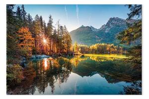 Quadro contemporaneo Raggi d’autunno - sole che filtra attraverso la foresta e le montagne