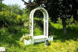 Panchina da giardino KHW "Bruxelles" con fioriere e arco per rose in plastica. Dimensioni: 174 x 49 x H 207 cm; colore: bianco