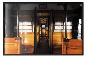 Poster: Lungo viaggio - treno con sedili di legno in un'ambientazione antica