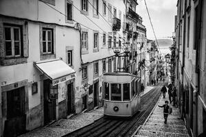 Fotografia artistica Tram in Lisbon, Adolfo Urrutia, (40 x 26.7 cm)