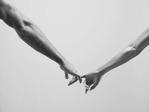 Fotografia Female and male connecting by fingers, Jonathan Knowles, (40 x 30 cm)