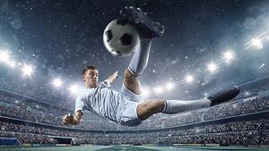 Fotografia artistica Soccer player kicking ball in stadium, Dmytro Aksonov, (40 x 22.5 cm)