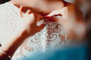 Fotografia artistica Close-up of a bridesmaid buttoning up, corinafotografia, (40 x 26.7 cm)