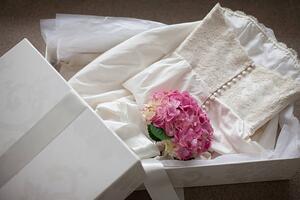 Fotografia artistica Pink hydrangea on wedding dress in box, Tom Merton, (40 x 26.7 cm)