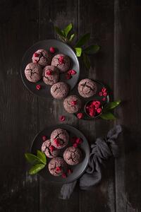 Fotografia artistica Raspberry chocolate crinkle cookies, Diana Popescu, (26.7 x 40 cm)