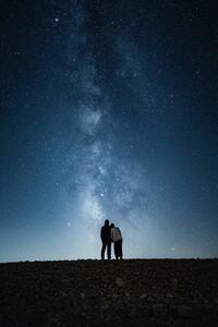 Fotografia artistica Embraced romantic couple enjoying a starry, Daniel Garrido, (26.7 x 40 cm)