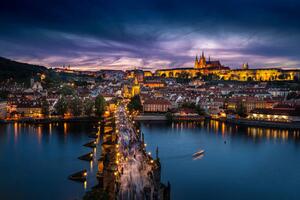 Fotografia artistica Prague twilight overview of Charles Bridge, Phillip Chow, (40 x 26.7 cm)