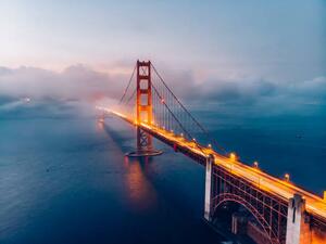 Fotografia artistica Red Golden Gate Bridge under a foggy sky Dusk, Ian.CuiYi, (40 x 30 cm)