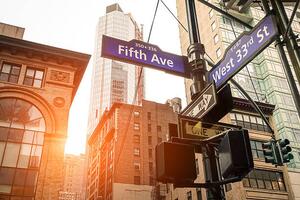 Fotografia artistica Fifth Ave and West 33rd sign in New York City, ViewApart, (40 x 26.7 cm)