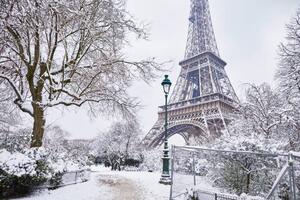 Fotografia artistica Scenic view of Eiffel tower on snowy day, encrier, (40 x 26.7 cm)