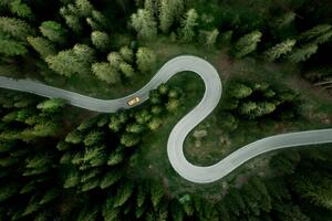 Fotografia artistica Aerial view of car traveling on, Roberto Moiola / Sysaworld, (40 x 26.7 cm)