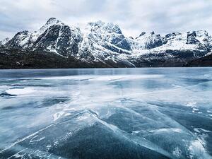 Fotografia artistica Frozen water and mountain range on background, Johner Images, (40 x 30 cm)