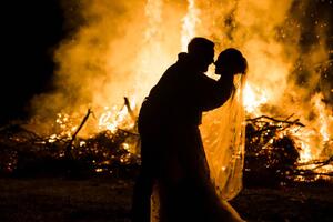 Fotografia artistica Bride and Groom silhouette with Fire behind them, Ellen LeRoy Photography, (40 x 26.7 cm)