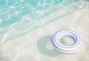 Fotografia artistica Inflatable ring in a swimming pool, mrs, (40 x 26.7 cm)