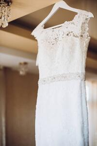Fotografia artistica beautiful lace wedding dress on white, Bogdan Kurylo, (26.7 x 40 cm)