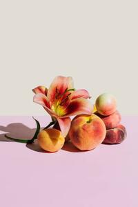 Fotografia artistica Lily flower and peaches on beige, Tanja Ivanova, (26.7 x 40 cm)