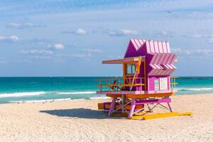 Fotografia artistica Pink lifeguard hut at South Beach Miami Usa, Alexander Spatari, (40 x 26.7 cm)