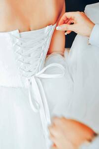 Fotografia artistica Assistant Tie a Dress to the Bride, Valery Kudryavtsev, (26.7 x 40 cm)