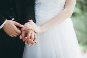 Fotografia artistica Close-Up Of Couple Holding Hands, Luke Chan, (40 x 26.7 cm)