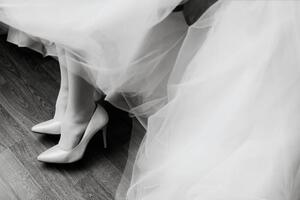 Fotografia artistica Morning preparations Gorgeous bride in white, VAKSMANV, (40 x 26.7 cm)