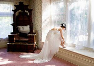 Fotografia artistica Bride Getting Ready in Hotel Room, Natalie Fobes, (40 x 26.7 cm)