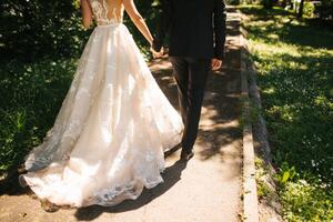 Fotografia artistica Bride and groom walking on pavements, JovanaT, (40 x 26.7 cm)