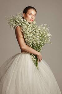 Fotografia artistica Beautiful woman with flower bouquet, Vasilina Popova, (26.7 x 40 cm)