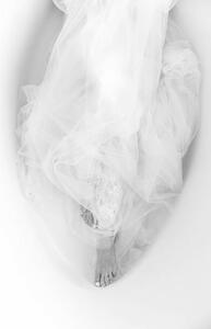 Fotografia artistica Melting female body in white dress in the bath, Victor Dyomin, (26.7 x 40 cm)