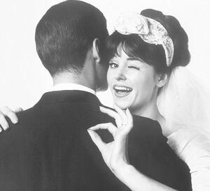 Fotografia artistica Bride Hugging Husband Okay Gesture 1963, Archive Holdings Inc., (30 x 40 cm)
