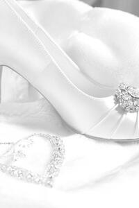 Fotografia artistica High-heeled shoes and women's jewelry diamond, Borisenkov Andrei, (26.7 x 40 cm)