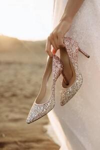 Fotografia artistica Luxurious high-heeled shoes in the bride's, DAMIENPHOTO, (26.7 x 40 cm)