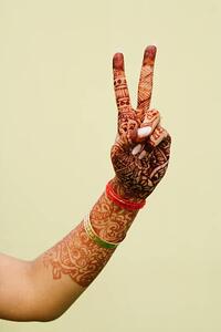 Fotografia artistica Close-up of a woman's hand with a peace sign, photosindia, (26.7 x 40 cm)