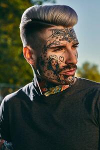 Fotografia artistica Portrait of tattooed young man outdoors, Westend61, (26.7 x 40 cm)