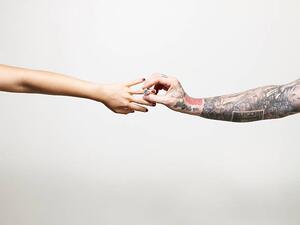 Fotografia artistica Man with tattooed arm placing ring, ballyscanlon, (40 x 30 cm)