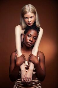 Fotografia artistica two pretty girls african and caucasian, YunYulia, (26.7 x 40 cm)