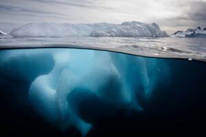 Fotografia artistica Iceberg in Antarctica, Brett Monroe Garner, (40 x 26.7 cm)