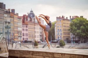 Fotografia artistica Female ballet dancer dancing in the, Yanis Ourabah, (40 x 26.7 cm)
