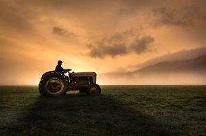 Fotografia artistica Farmer riding tractor, Bill Hinton Photography, (40 x 26.7 cm)