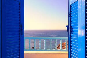 Fotografia artistica Blue Shutters Open onto Sea and Sky at Dawn, Ekspansio, (40 x 26.7 cm)